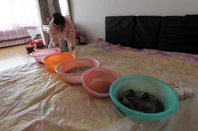 巴青楼上漏水，住户失联，小区没物管，业主维权难！律师来支招……